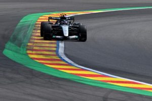 Lando Norris observa su monoplaza en el garaje tras confirmarse la penalización en la parrilla belga.