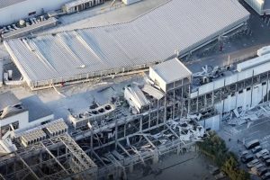 Autoridades de emergencia atienden colapsos e incendios provocados por el fuerte movimiento telúrico en la prefectura de Kumamoto.