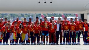 La plantilla española arribó a Madrid procedente de la sede mundialista con el trofeo de la FIFA.