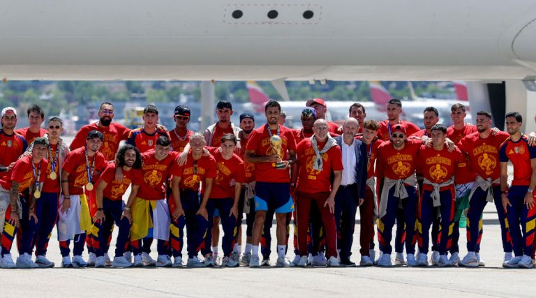 La plantilla española arribó a Madrid procedente de la sede mundialista con el trofeo de la FIFA.