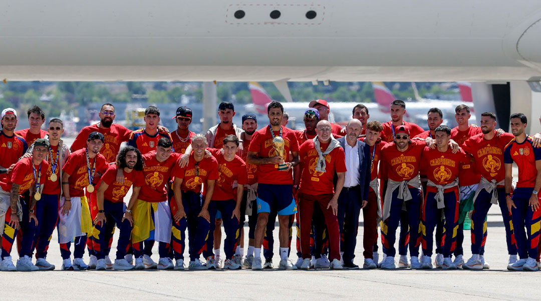 La plantilla española arribó a Madrid procedente de la sede mundialista con el trofeo de la FIFA.