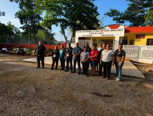 Docentes y personal administrativo iniciaron una manifestación afuera de la secundaria para visibilizar la protesta en Tihosuco.
