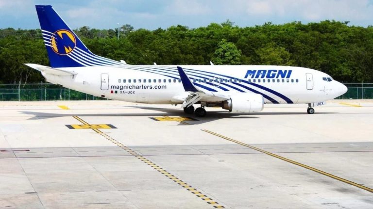 Mostradores de la aerolínea vacíos y cerrados en el aeropuerto internacional tras confirmarse las millonarias deudas de Magnicharters.