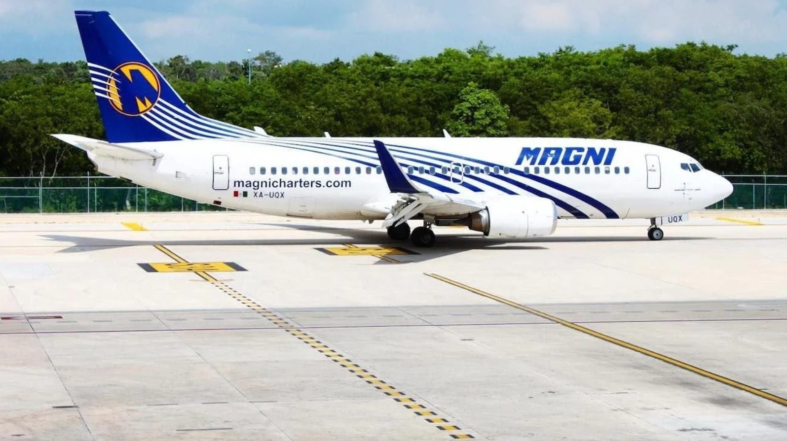 Mostradores de la aerolínea vacíos y cerrados en el aeropuerto internacional tras confirmarse las millonarias deudas de Magnicharters.