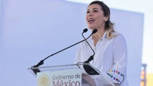 La gobernadora de Baja California enfrenta cuestionamientos tras la revelación del audio de Marina del Pilar sobre reuniones en el extranjero.
