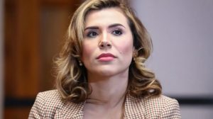 La gobernadora Marina del Pilar denunció una emboscada política tras la filtración de grabaciones.