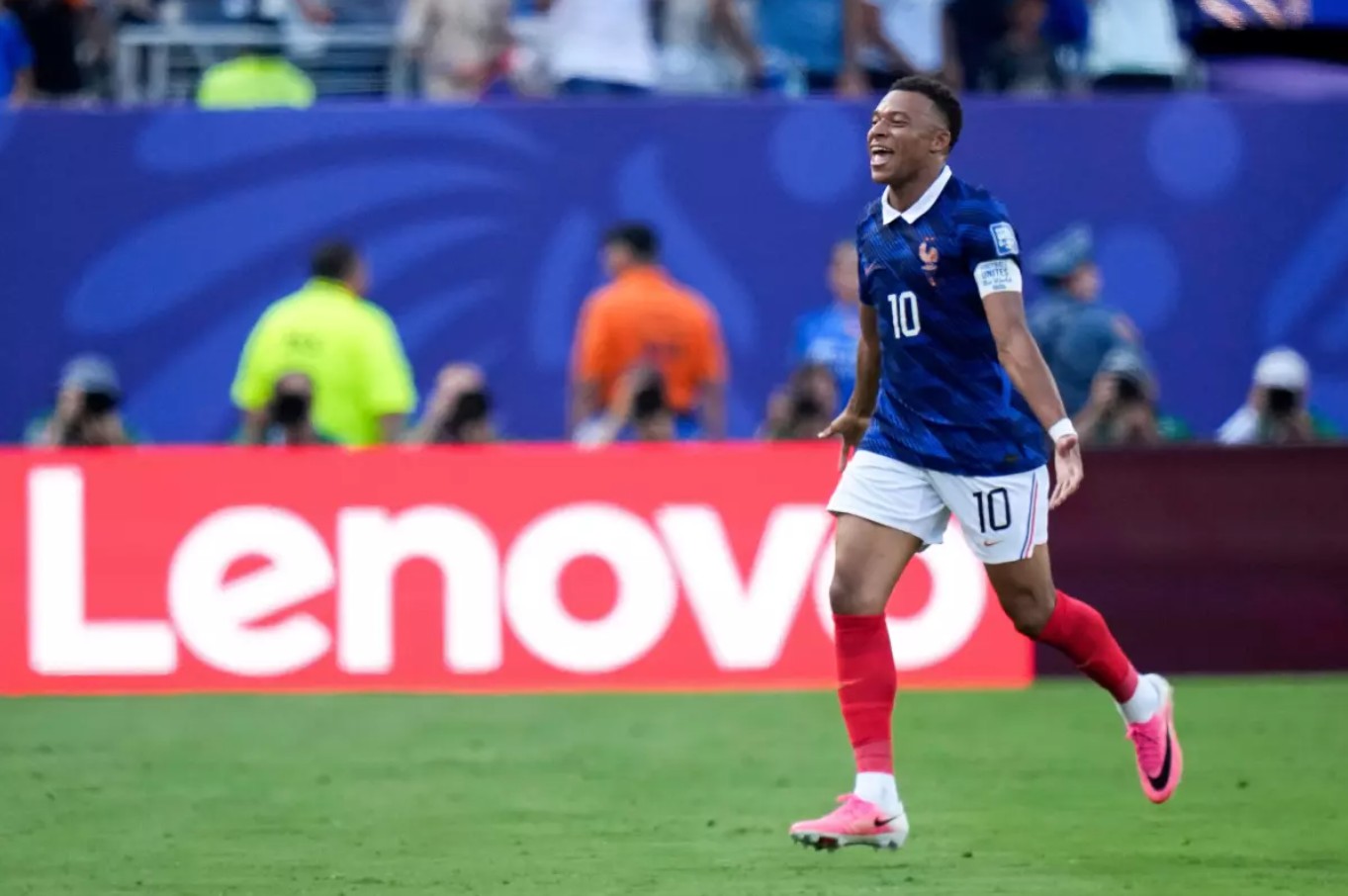 El delantero francés Kylian Mbappé celebra la anotación de penal que otorgó la victoria a su escuadra en los octavos de final.