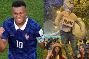 Asistentes celebran en una plaza pública de Paraguay mientras el muñeco que representa la polémica de Kylian Mbappé es consumido por el fuego.