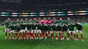El personal de mantenimiento del Estadio Ciudad de México trabaja a marchas forzadas para proteger el césped ante las lluvias.