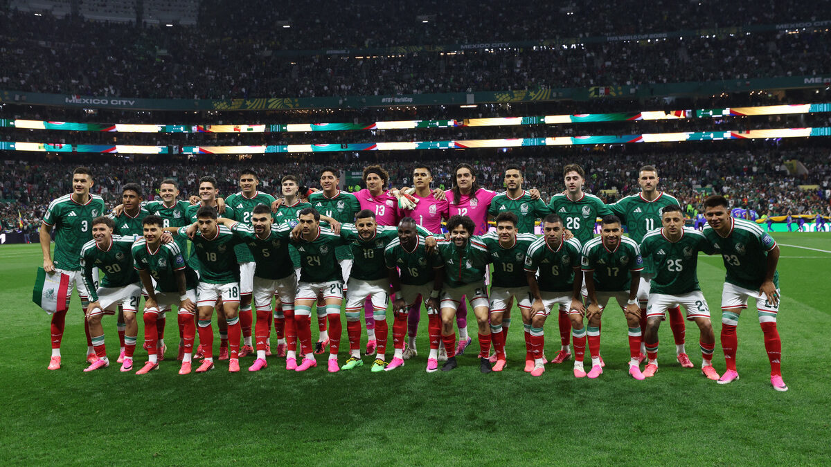 El personal de mantenimiento del Estadio Ciudad de México trabaja a marchas forzadas para proteger el césped ante las lluvias.