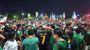 Miles de ciudadanos se concentraron alrededor de la glorieta durante los festejos en Cancún por el pase a octavos de final.