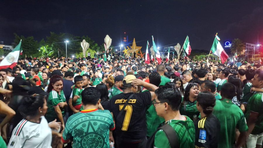Miles de ciudadanos se concentraron alrededor de la glorieta durante los festejos en Cancún por el pase a octavos de final.