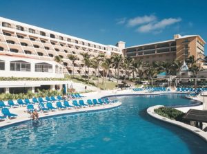 Los trabajadores mantienen las banderas rojinegras en los accesos del hotel Golden Parnassus ubicado en la zona hotelera.
