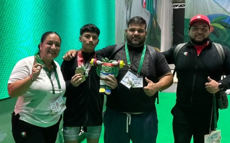 El halterista Víctor Méndez celebra en el podio tras consagrarse campeón mundial juvenil en Cali, Colombia.