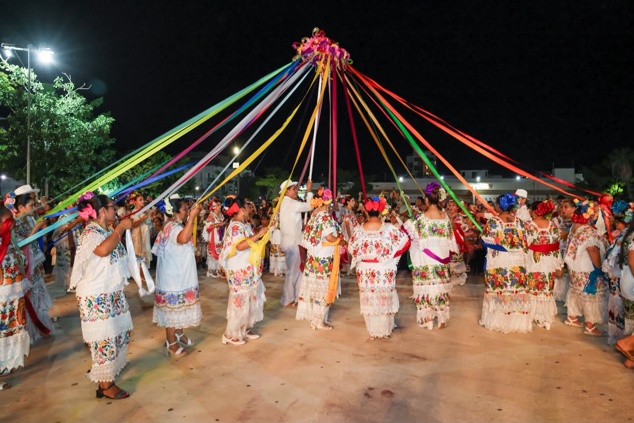 La misa solemne en honor a la Virgen del Carmen congregó a miles de files en la Plaza 28 de Julio para clausurar los festejos patronales.
