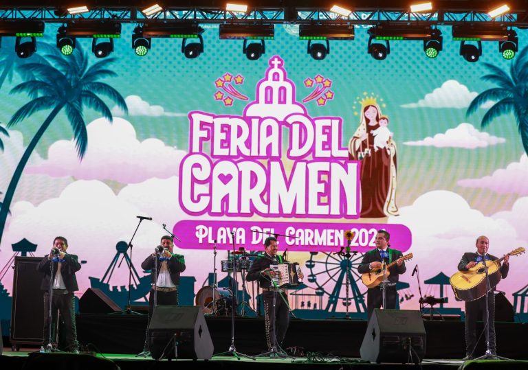 Diversos grupos de danza y músicos de Playa del Carmen reciben el reconocimiento del público en el escenario principal.