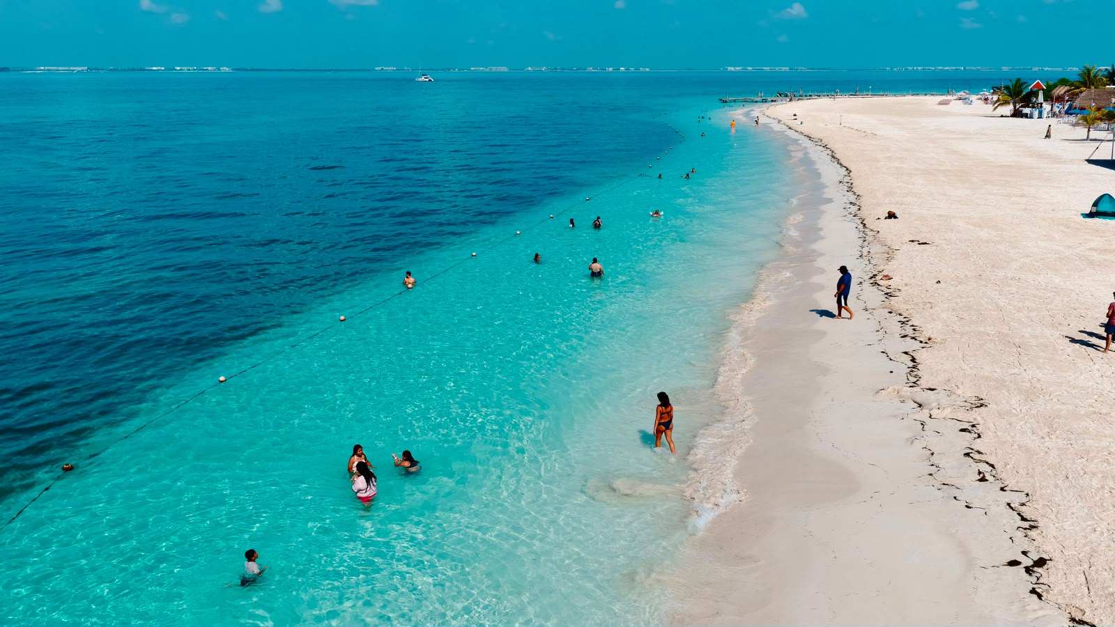 Autoridades de Quintana Roo encabezaron el izamiento de la bandera Blue Flag en Isla Mujeres durante el evento protocolario.