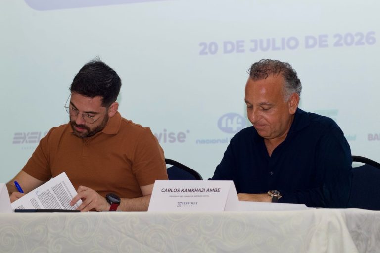 Representantes de SEMA y Serfimex Capital firmando el convenio para financiar proyectos de energía solar en Quintana Roo.