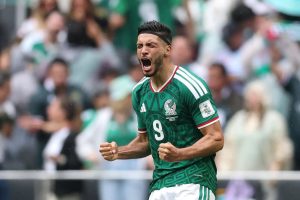 El delantero de la Selección Mexicana atendió amablemente a los fanáticos que lo reconocieron en la terminal aérea de Cancún.