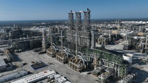 La refinería Olmeca en Dos Bocas registra interrupciones en sus plantas industriales debido a fallas en el suministro eléctrico y de vapor.