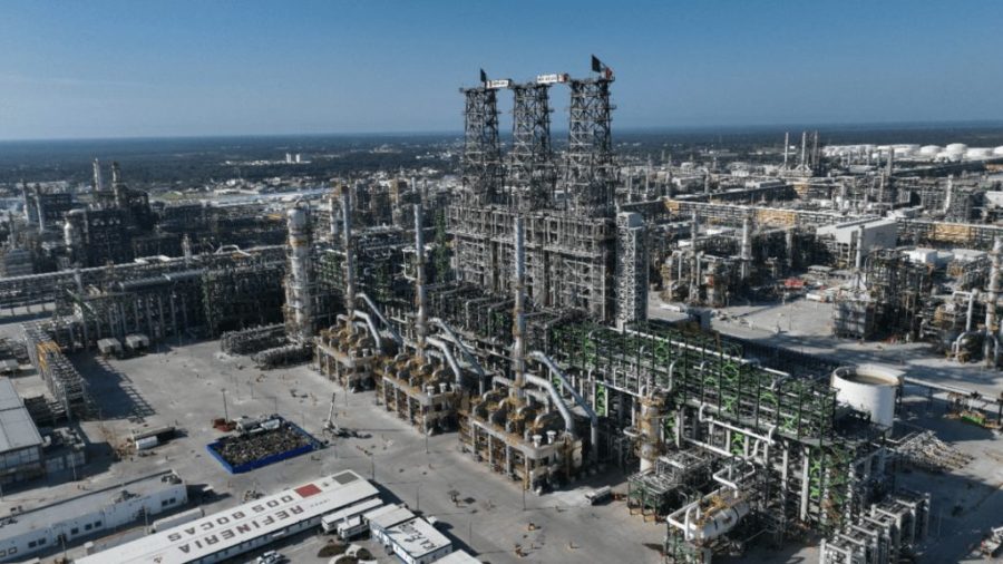La refinería Olmeca en Dos Bocas registra interrupciones en sus plantas industriales debido a fallas en el suministro eléctrico y de vapor.