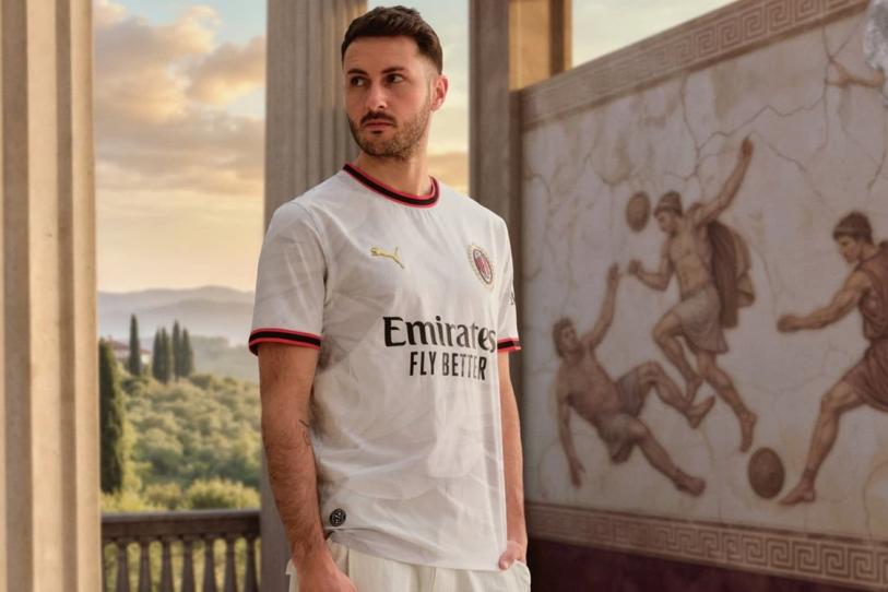 Santiago Giménez aparece en el material promocional del nuevo uniforme de visitante presentados por el AC Milan.