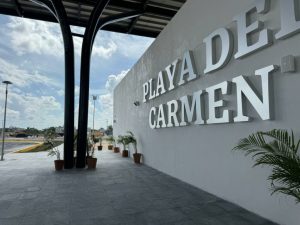La terminal del tren ofrece una conexión en autobús hacia el centro céntrico de la localidad.