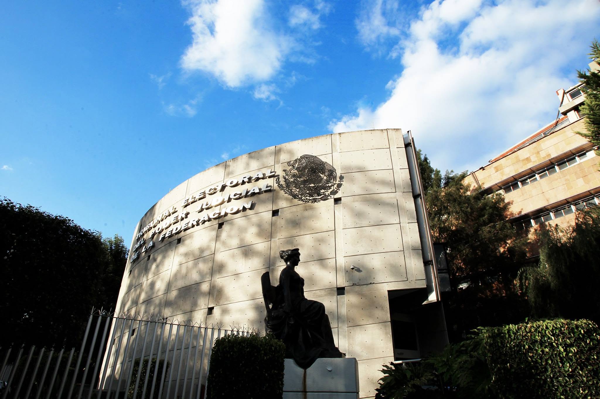 El inventario del organismo judicial incluye vehículos eléctricos recientes y camionetas con blindaje de alta gama para los magistrados.