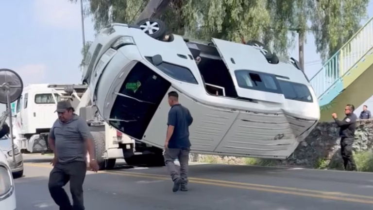La unidad de transporte público terminó volcada sobre un costado de la carretera federal México-Pachuca tras salirse del camino.