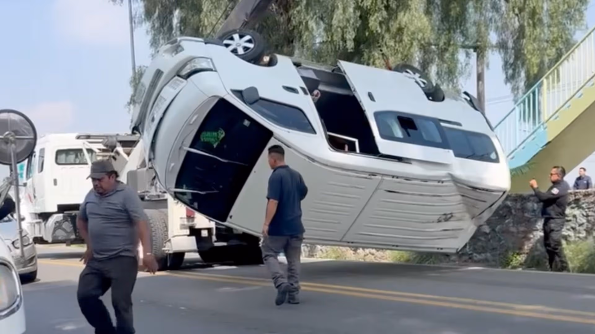 La unidad de transporte público terminó volcada sobre un costado de la carretera federal México-Pachuca tras salirse del camino.
