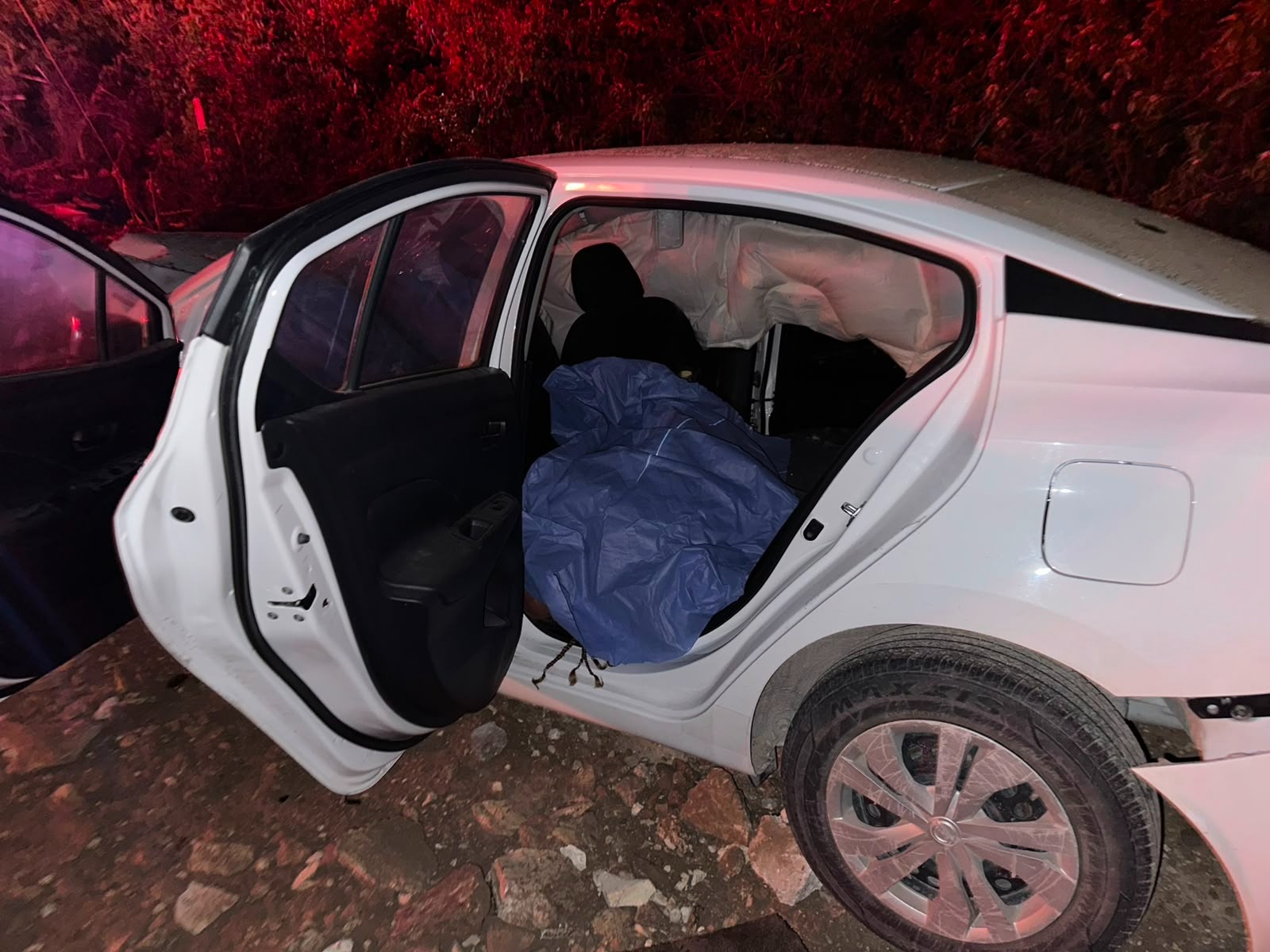 El percance automovilístico registrado durante la madrugada cobró la vida de una mujer e impactó la movilidad sobre la vía federal.
