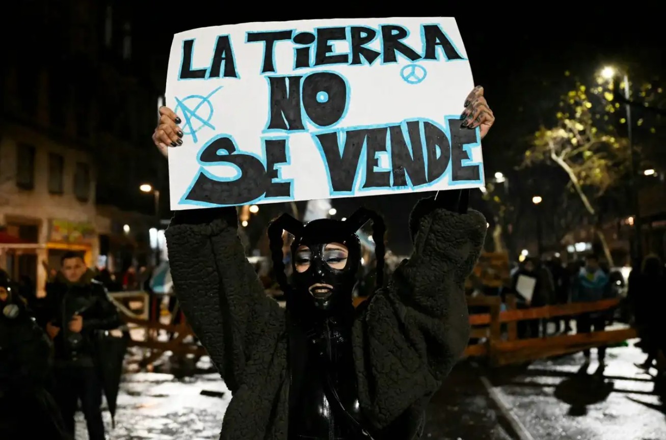 Fuerzas de seguridad utilizaron camiones hidrantes y gases lacrimógenos para dispersar a la multitud congregada frente al Congreso Nacional.