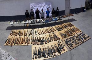 Integrantes de las fuerzas federales resguardando el armamento asegurado durante el operativo en Nuevo León.