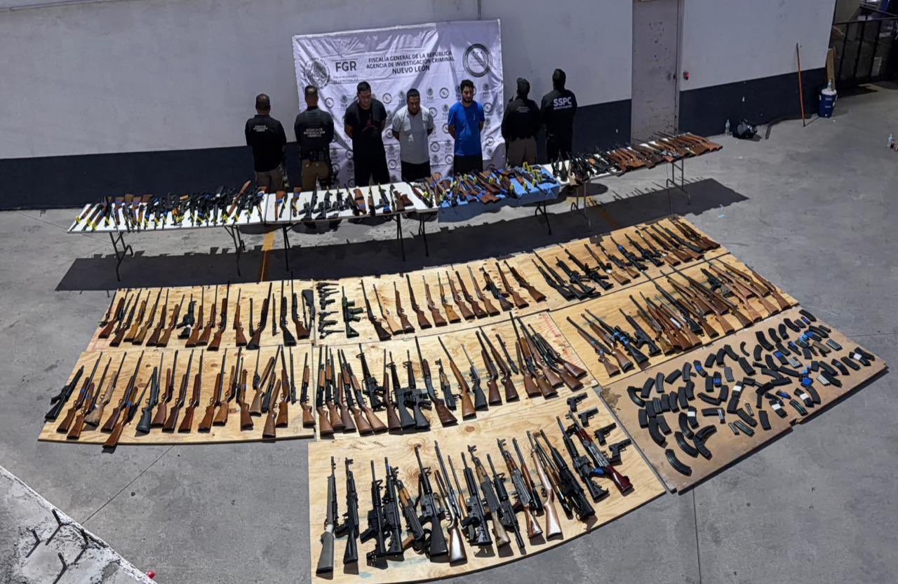 Integrantes de las fuerzas federales resguardando el armamento asegurado durante el operativo en Nuevo León.