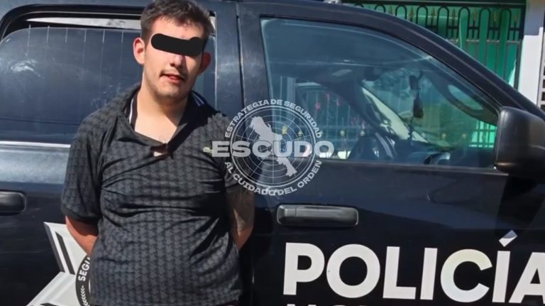Agentes municipales aseguraron el perímetro de la vivienda donde ocurrió el doble homicidio en la colonia Ferrocarrilera.