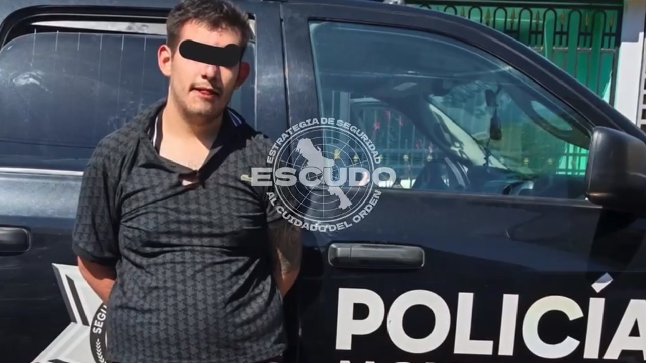 Agentes municipales aseguraron el perímetro de la vivienda donde ocurrió el doble homicidio en la colonia Ferrocarrilera.