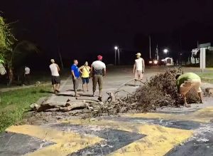 Pobladores de Pantera cerraron el paso vehicular en la vía federal para exigir cuentas sobre los presupuestos federales etiquetados.