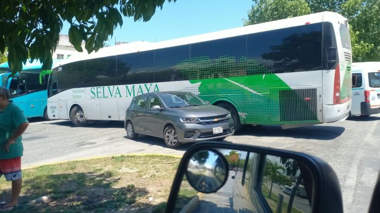Aplicarán evaluaciones médicas obligatorias a los choferes de transporte de personal en Playa del Carmen.