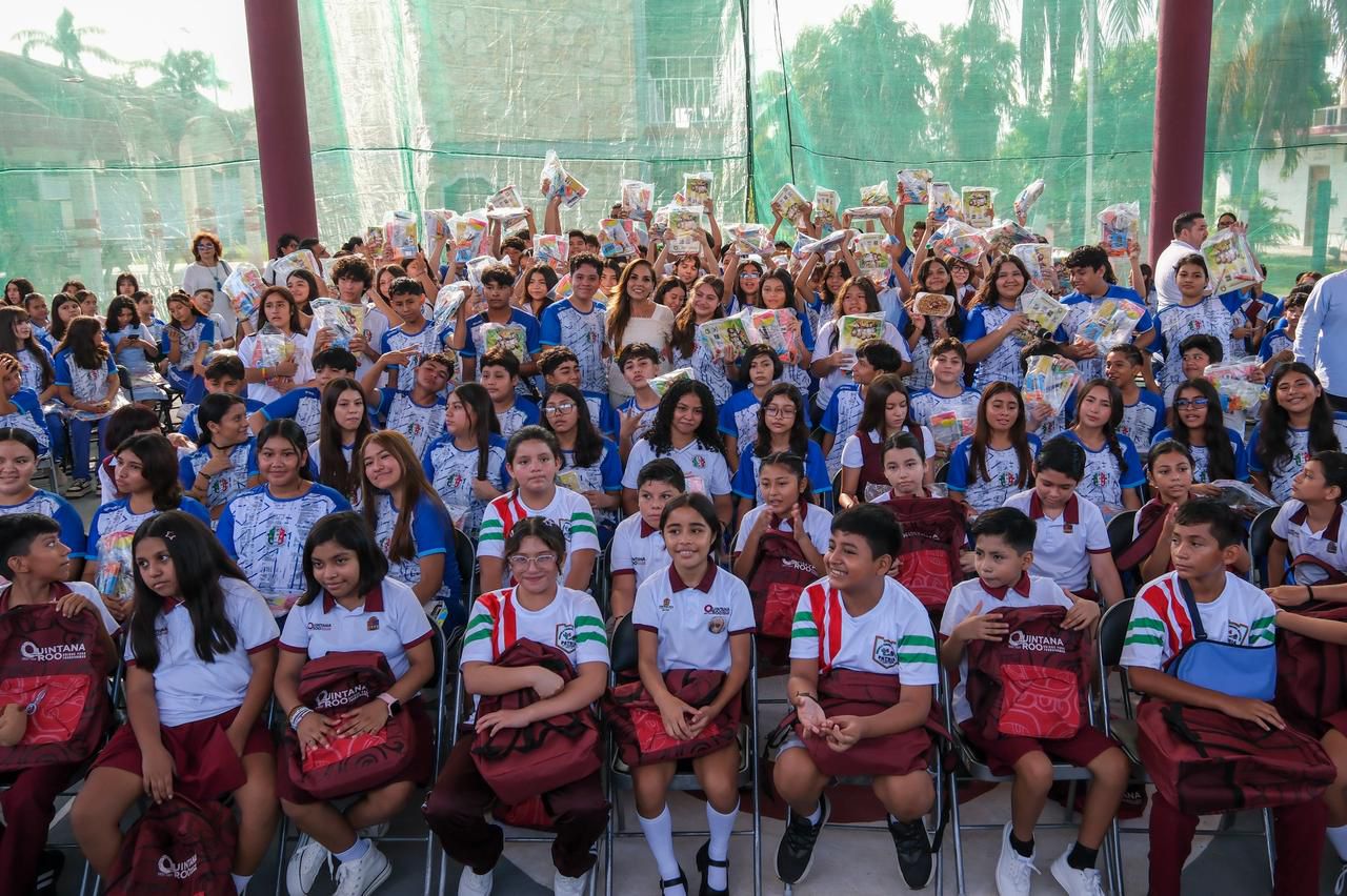 La gobernadora Mara Lezama encabezo la ceremonia oficial que marco el inicio del ciclo escolar en Quintana Roo desde la capital del estado.