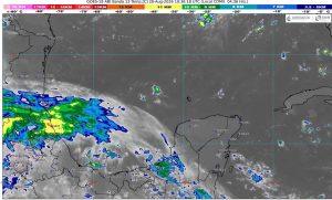 Pescadores y prestadores de servicios turísticos aseguran sus embarcaciones en la franja costera de la entidad ante el incremento del oleaje por la onda tropical 33 Quintana Roo.