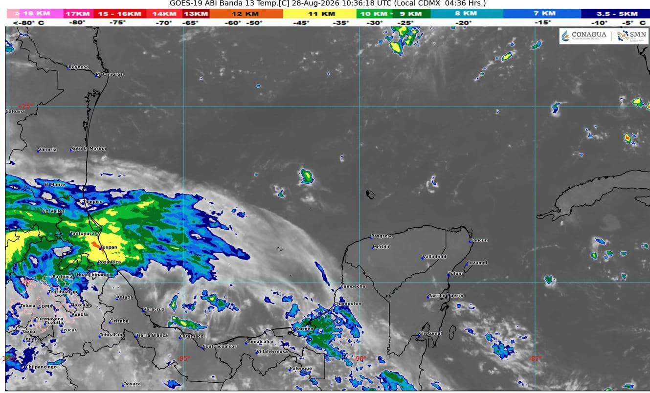 Pescadores y prestadores de servicios turísticos aseguran sus embarcaciones en la franja costera de la entidad ante el incremento del oleaje por la onda tropical 33 Quintana Roo.