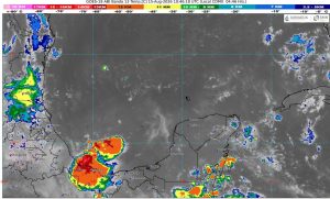 Cielo nublado y precipitaciones azotarán las costas del Caribe Mexicano debido al paso constante de la onda tropical número 28.