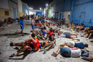 Instalaciones temporales acondicionadas cerca de la frontera para recibir a las personas recién llegadas.