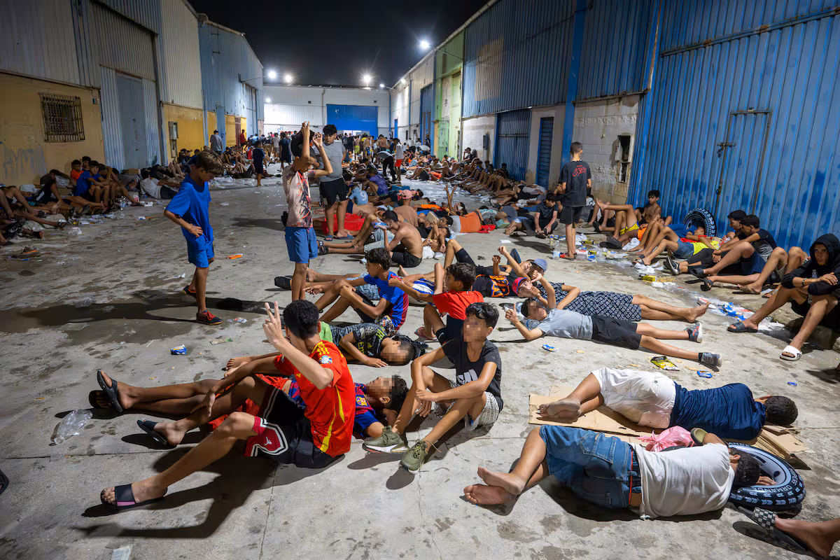 Instalaciones temporales acondicionadas cerca de la frontera para recibir a las personas recién llegadas.