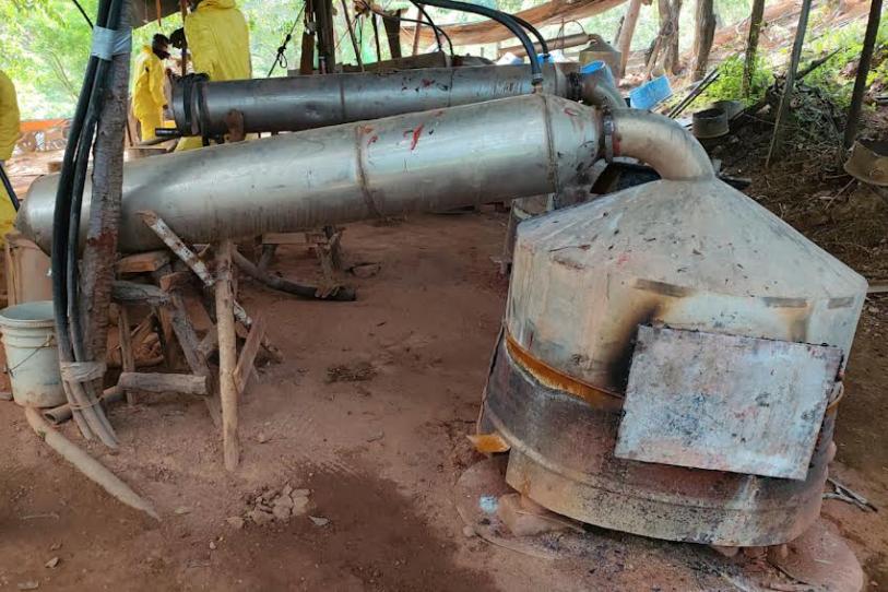 Fuerzas federales desmantelaron un laboratorio clandestino de metanfetamina en Culiacán, Sinaloa.