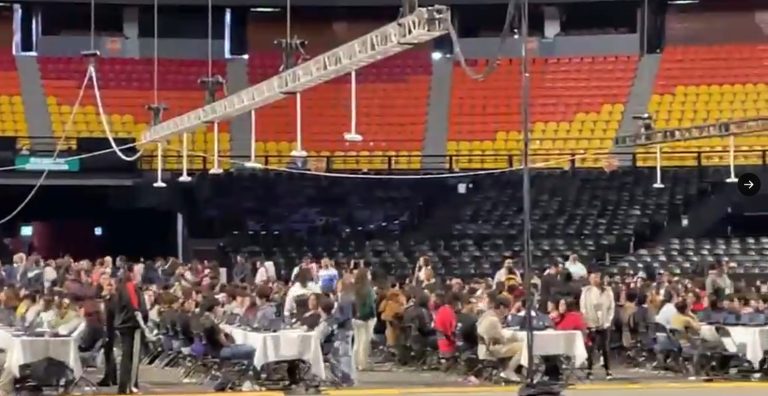 Javier de la Fuente, secretario general de la Universidad, dialogó con los medios al exterior del Palacio de los Deportes.