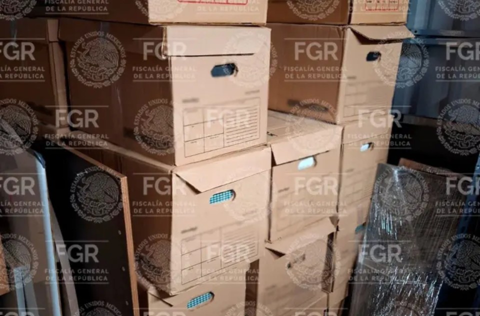 Elementos de la FGR y autoridades federales aseguraron documentación clave sobre contrabando de combustible en la alcaldía Miguel Hidalgo.