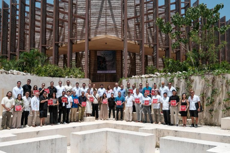 Autoridades estatales y empresarios gastronómicos durante la entrega oficial de los reconocimientos internacionales a los restaurantes galardonados.