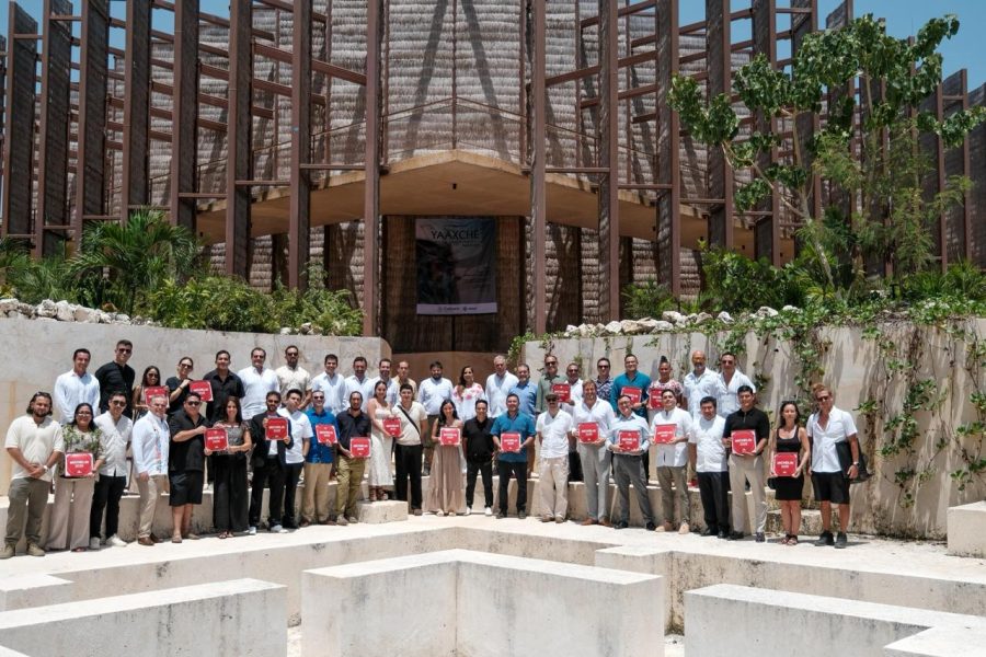 Autoridades estatales y empresarios gastronómicos durante la entrega oficial de los reconocimientos internacionales a los restaurantes galardonados.