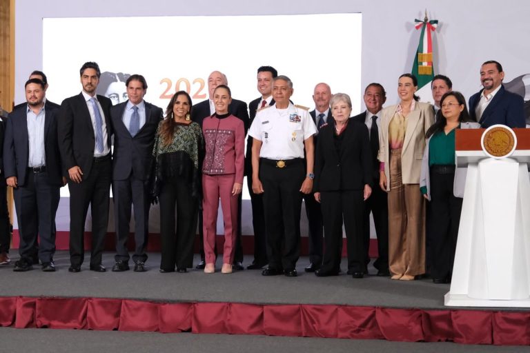 El combate integral contra el sargazo en Quintana Roo contará con una inversión federal superior a los 2,600 millones de pesos.
